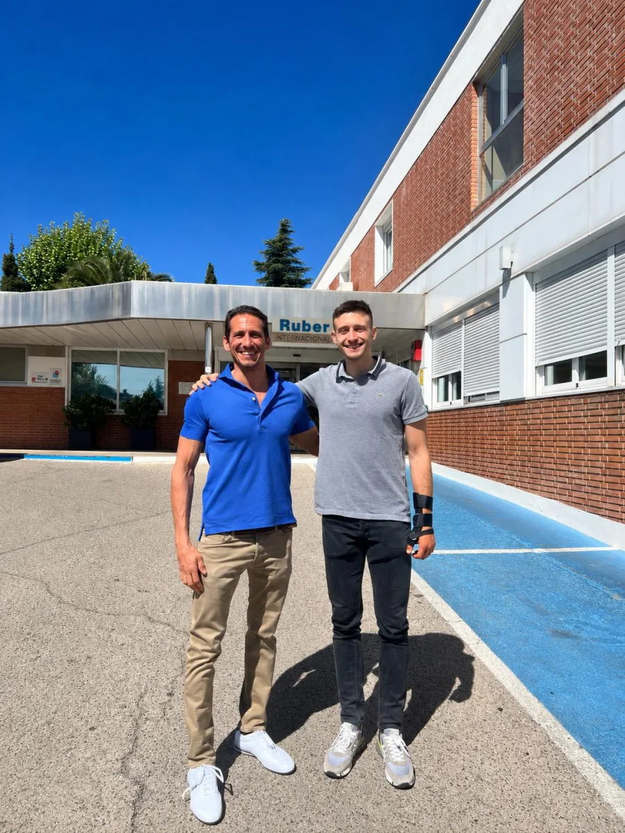 Dr. Roger de Oña junto a Aleksa Avramović, jugador de baloncesto del Partizan de Belgrado y la selección de Serbia, a la salida del Hospital Ruber Internacional