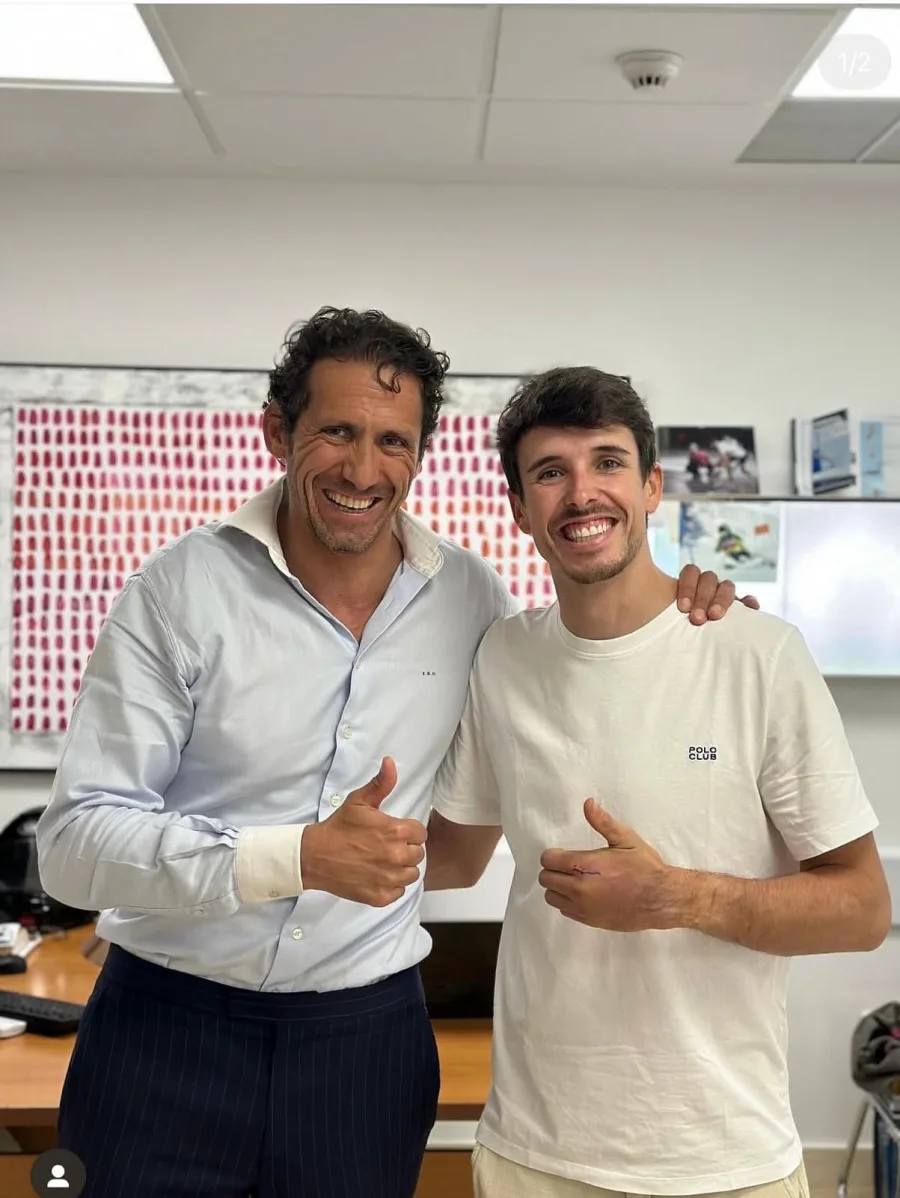 Dr. Roger de Oña junto a Álex Márquez, piloto de MotoGP, en la consulta