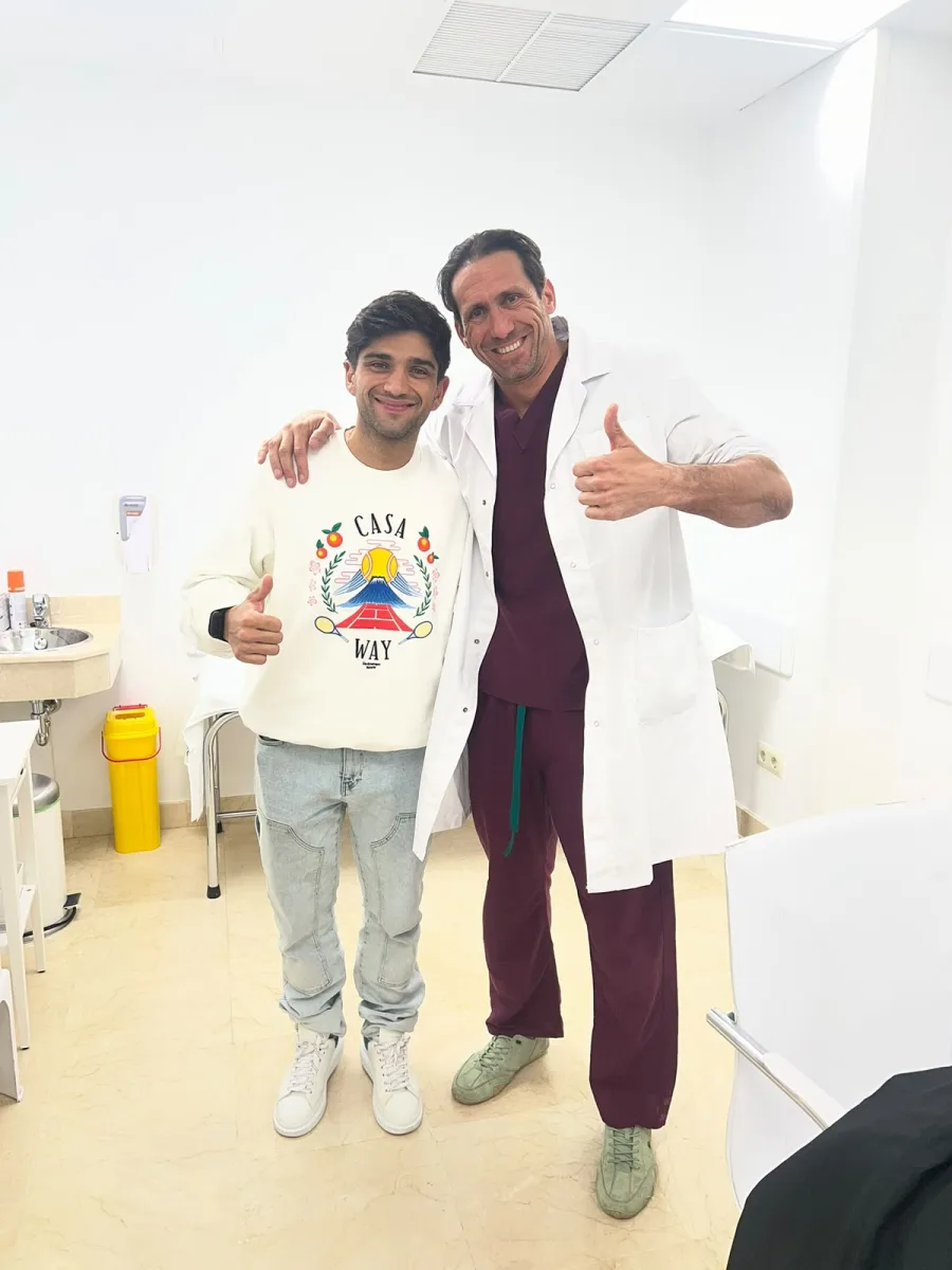 Dr. Roger de Oña junto a Jorge Martín, Campeón del Mundo de MotoGP, en la consulta