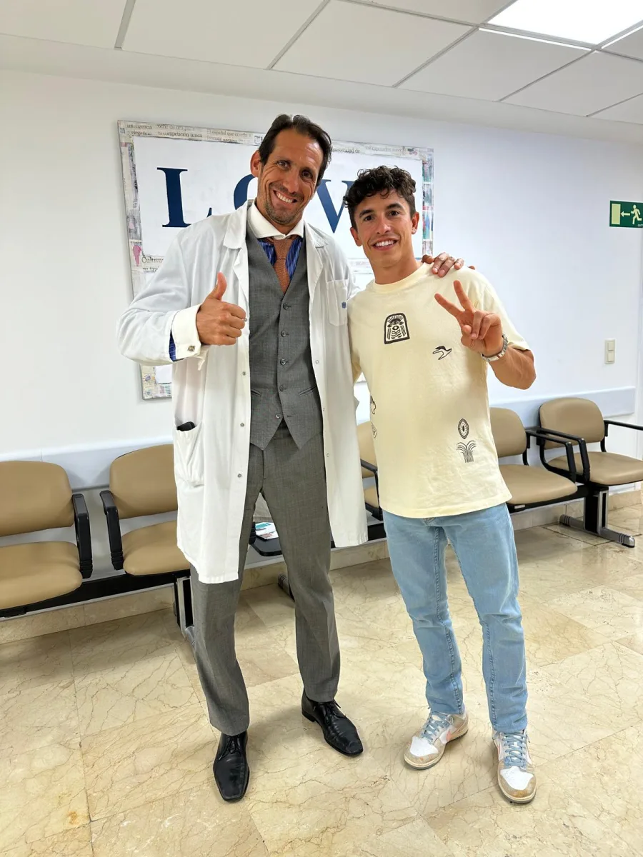 Dr. Roger de Oña junto a Marc Márquez, piloto del Campeonato del Mundo de motociclismo, en la consulta