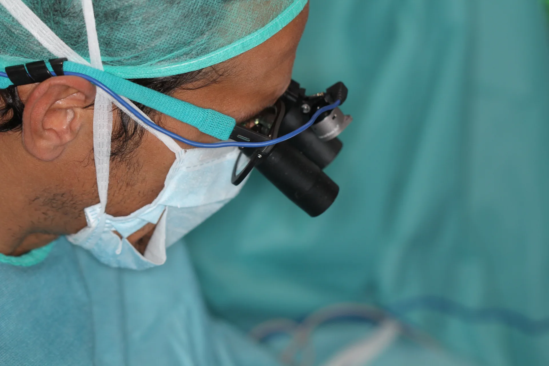Cirugía microquirúrgica de nervio periférico con loupes de aumento