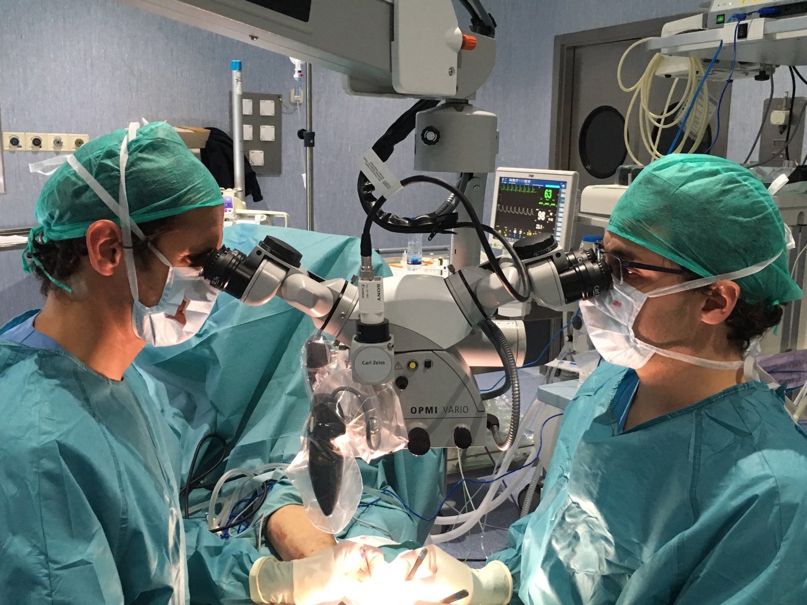Cirugía con microscopio Zeiss para cobertura con colgajos libres